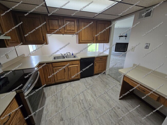 Building Photo - Two Bed Two Bath Munster Condo