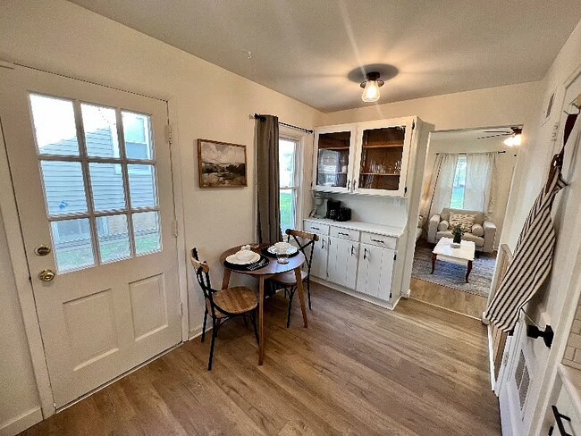 Building Photo - 913 E Gift Ave