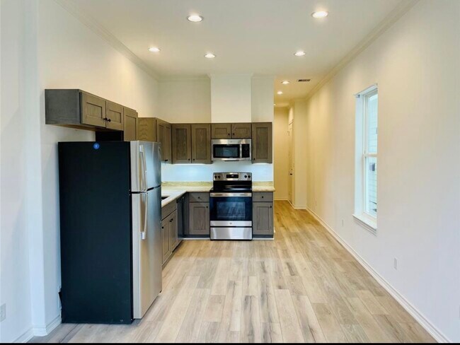 Building Photo - 3233 Real St