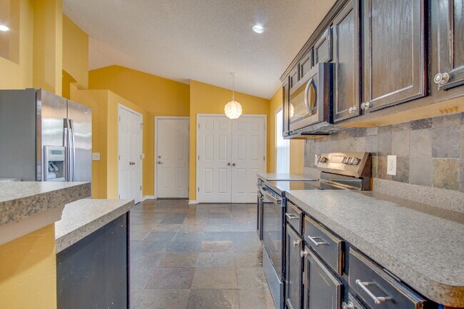 Building Photo - Spacious 3BR with Sunroom & Eat-In Kitchen – Holsberry Estates