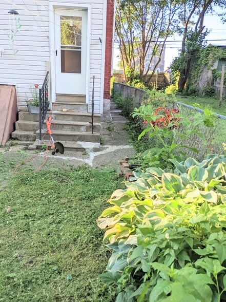 Building Photo - 612 E Morton St