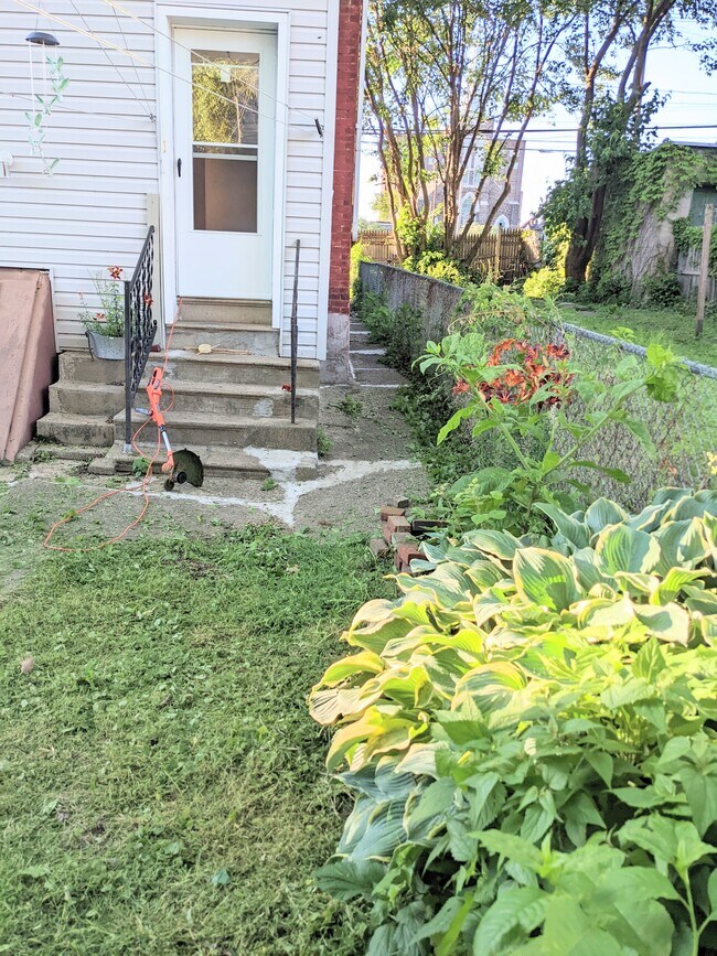 Building Photo - 612 E Morton St