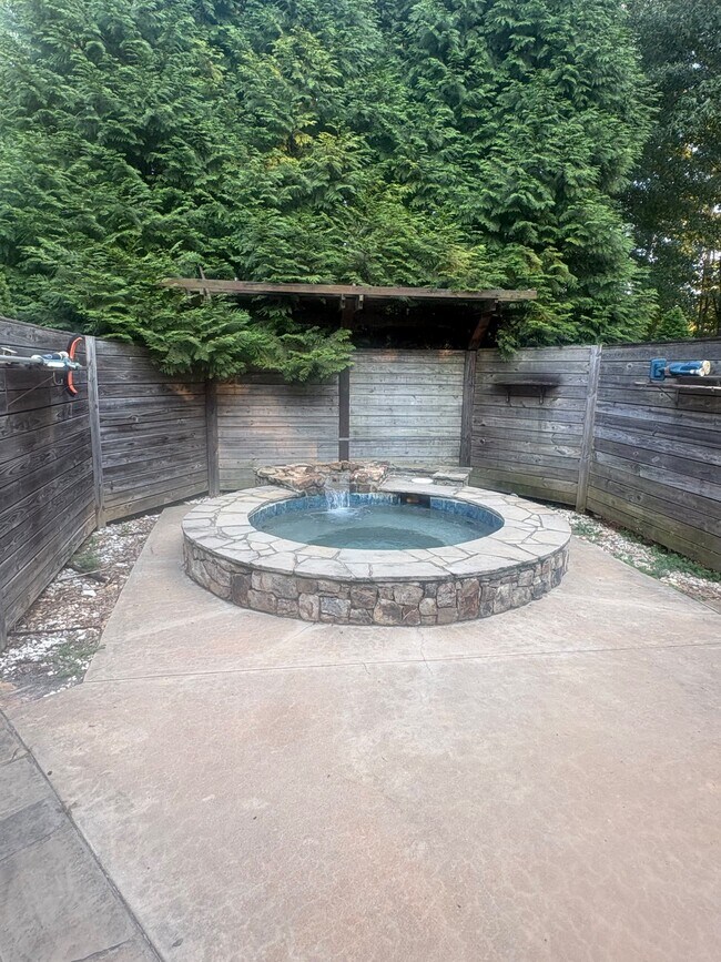 Building Photo - 860 Streamside Dr