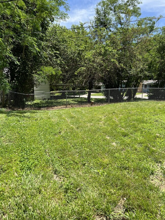 Building Photo - 413 10th St Terrace