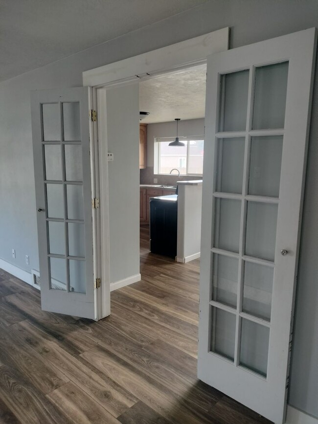 Building Photo - D323AB
