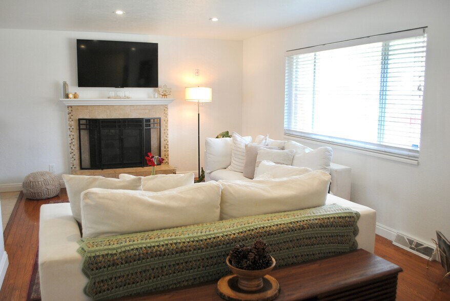 Building Photo - 2751 S Reed St