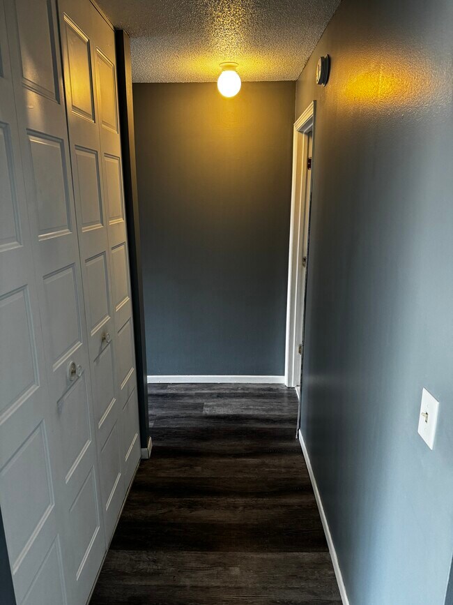 Building Photo - 1601 N Innsbruck Dr