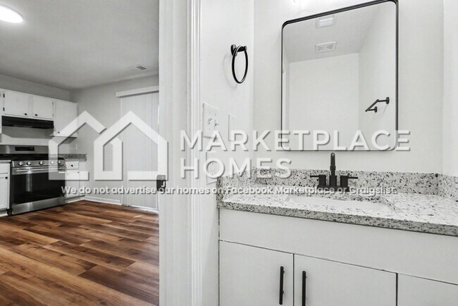 Building Photo - 5128 Lakeview Ct