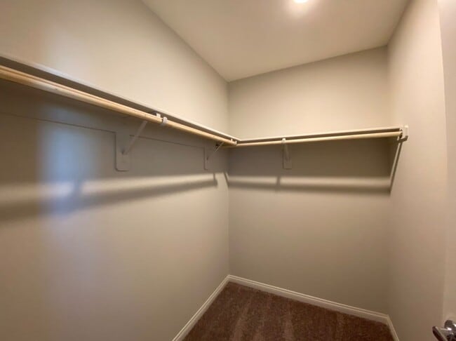 Building Photo - 4 BED 2.5 BATH 2 CAR GARAGE,  LARGE CORNER...