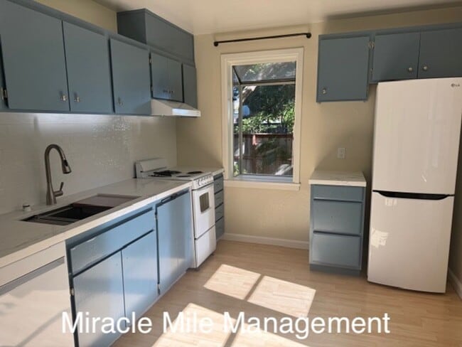 Building Photo - Modern Condo Beautifully Updated