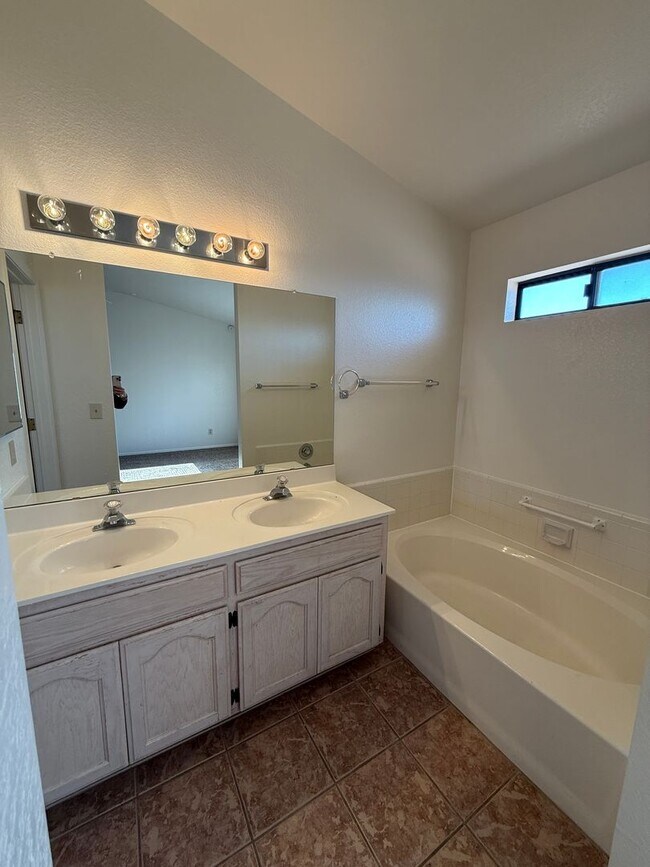 Building Photo - 3 Bed 2 Bath home in the highly desirable Northwest Tucson area. New paint and Carpet!