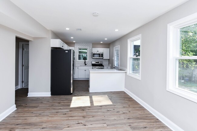 Building Photo - 4 Bedroom 2.5 Bathroom Open Floor Plan 3 S...