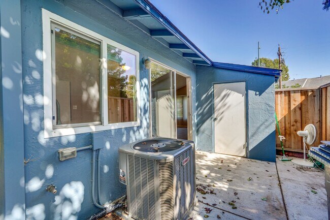 Building Photo - Remodeled 2 Bed 1 Bath Condo!