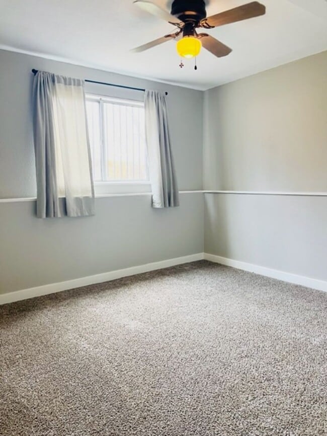 Building Photo - 5 Bedroom on a large corner lot in the hea...