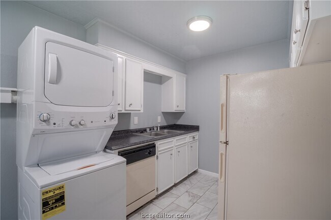 Building Photo - 1833 Wilde Oak Cir