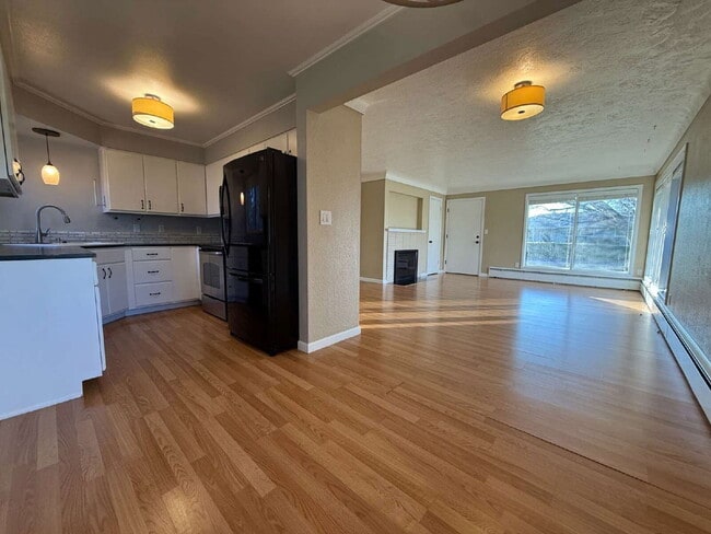 Building Photo - 1495 Lake Dr