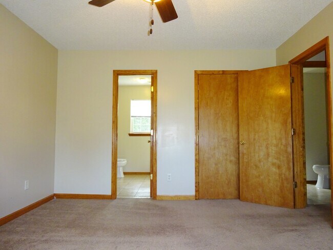 Building Photo - 3 BR w/ Bonus Room Minutes to MCAS!