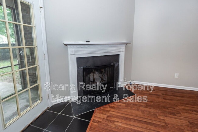 Building Photo - 1584 Kentwood Cir