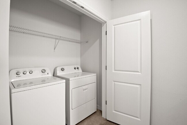 Building Photo - "Spacious 3-Bedroom Townhouse Oasis with 2.5 Baths in Serene Apollo Beach!"