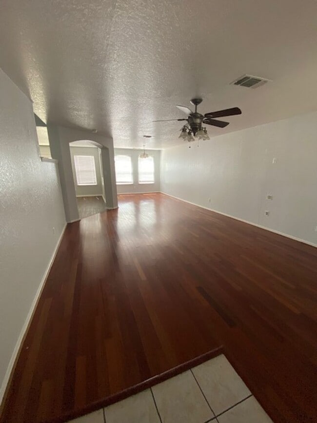 Building Photo - Spacious 3BR/2.5BA Home in San Antonio