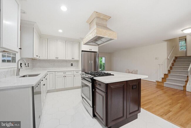 Building Photo - 4804 King Richard Dr