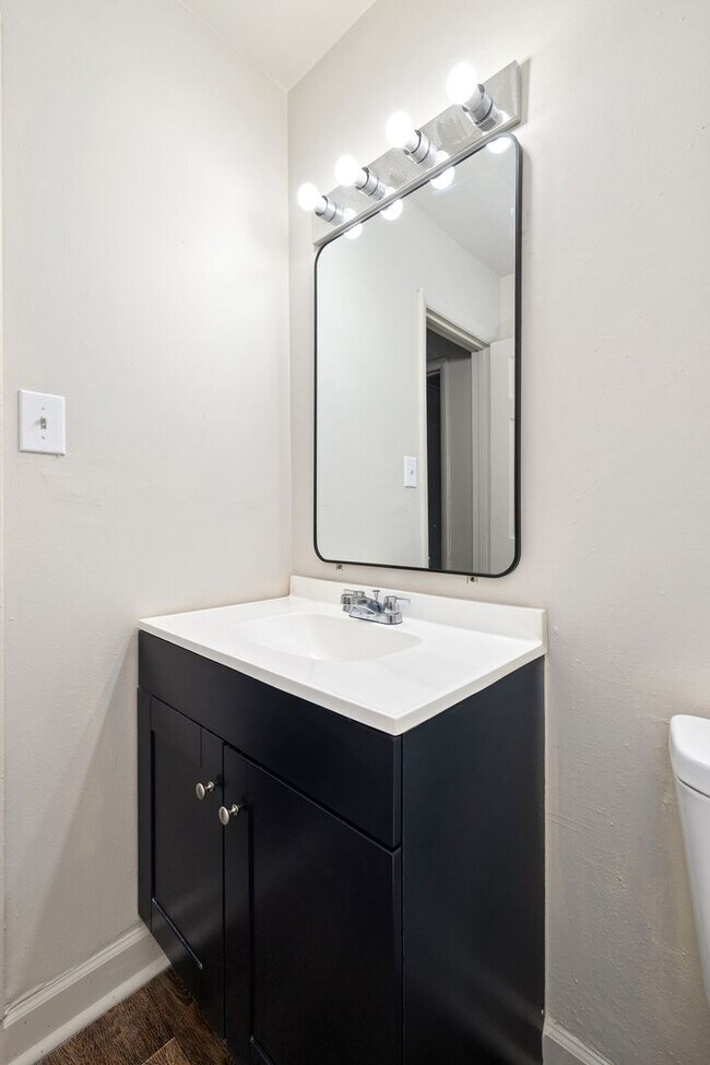 Building Photo - Newly Renovated 2 Bedroom Unit!