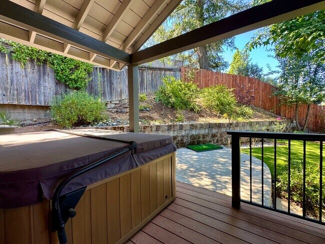 Building Photo - Spacious 3 bedroom, 3 bath bi-level home nestled in the scenic Sierra Nevada foothills