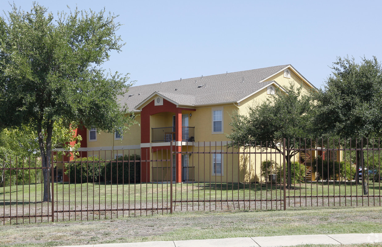 Rosillo Creek Apartments San Antonio