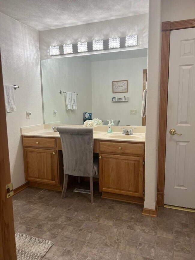 Building Photo - Brookfield Condo for Rent