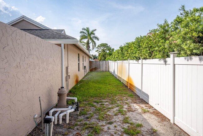 Building Photo - 5290 Pine Tree Dr