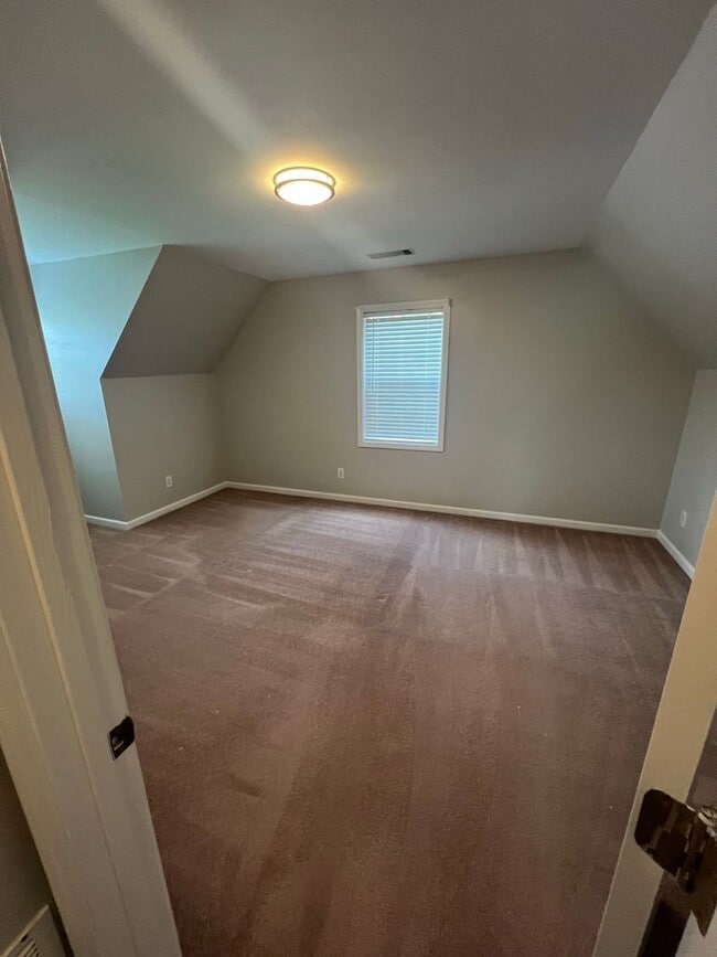 Building Photo - Charming 3-Bedroom, 2-Bath Home with Finis...