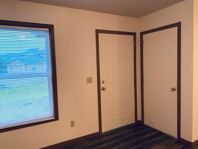 Building Photo - 2 Bed 2 Bath 1 Car Garage Flat Duplex- $30...