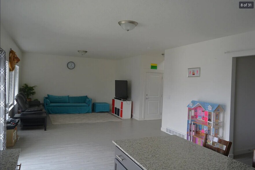 Building Photo - 9337 N Tampa Dr