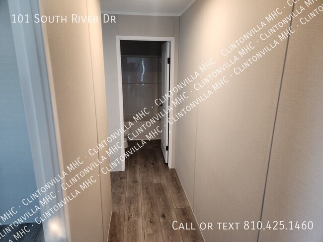 Building Photo - 101 S River Dr