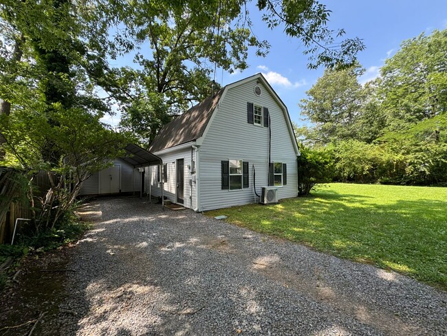 Primary Photo - 1/1 Garage Apartment in Old Summerville Pa...