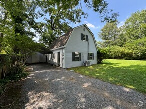 Building Photo - 1/1 Garage Apartment in Old Summerville Pa...