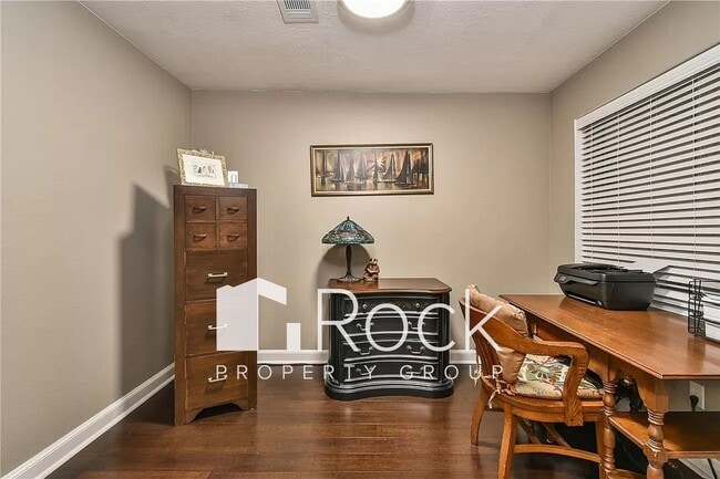 Building Photo - Urban Living in Downtown OKC - 2 Bedrooms/2 Bathrooms plus an Office or Bonus Room!