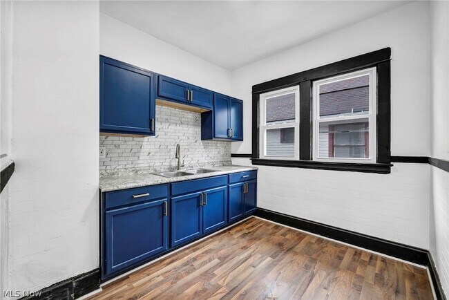 Building Photo - 12001 Oakview Ave