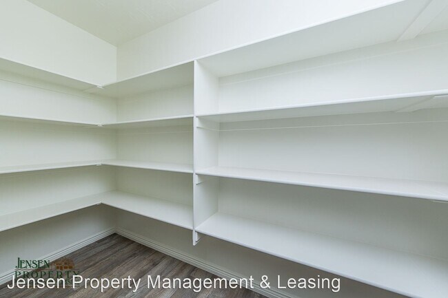 Building Photo - 6 br, 3.5 bath House - 3262 East Livia Drive