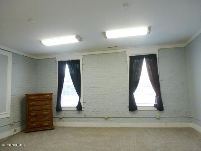 Building Photo - 127 W Main St