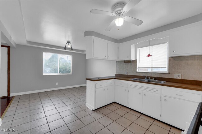 Building Photo - 10725 Vernon Ave
