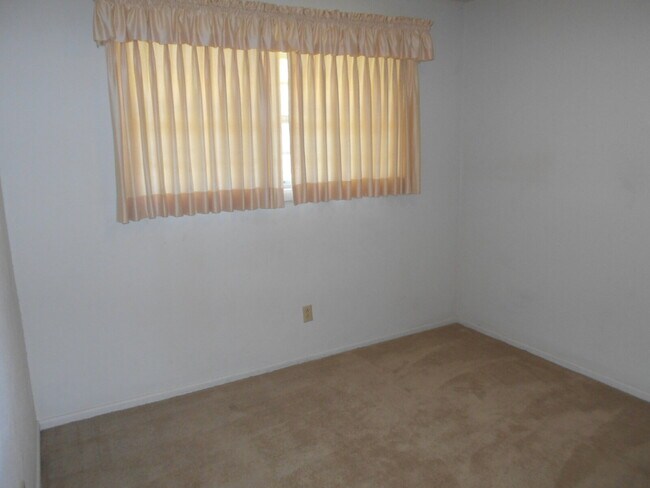 Building Photo - New Flooring in Living/Bedrooms & Other Up...