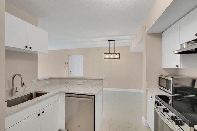 Building Photo - 611 Villa Cir