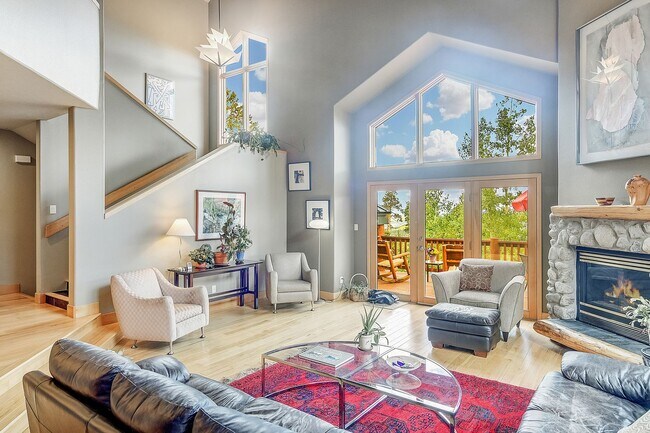 Building Photo - Year lease! Garage! Beautiful views! Great Decks!