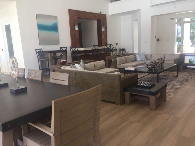 Building Photo - 3115 NE 184th St