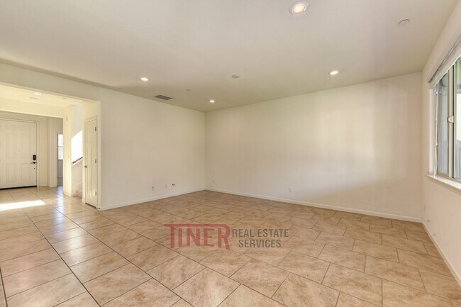 Building Photo - Like New Somerset Ranch Home!