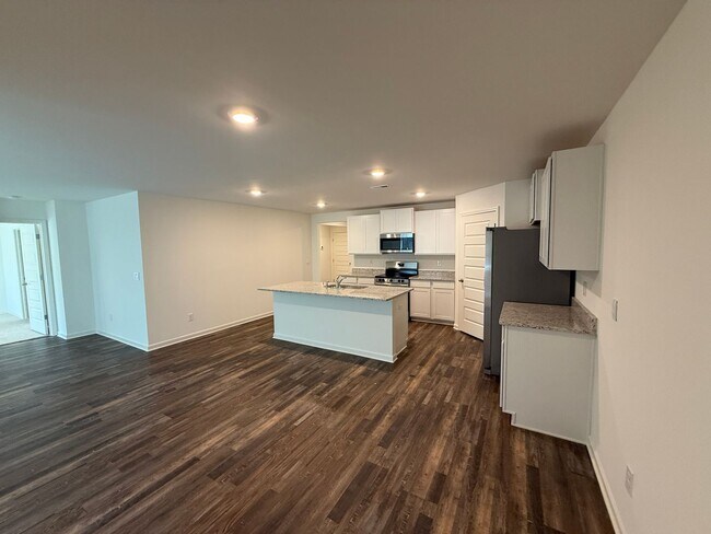 Building Photo - Caffee sub-division, very close to Mercedes plant, one level 4 Bedroom/2 Bath 1774 sqft