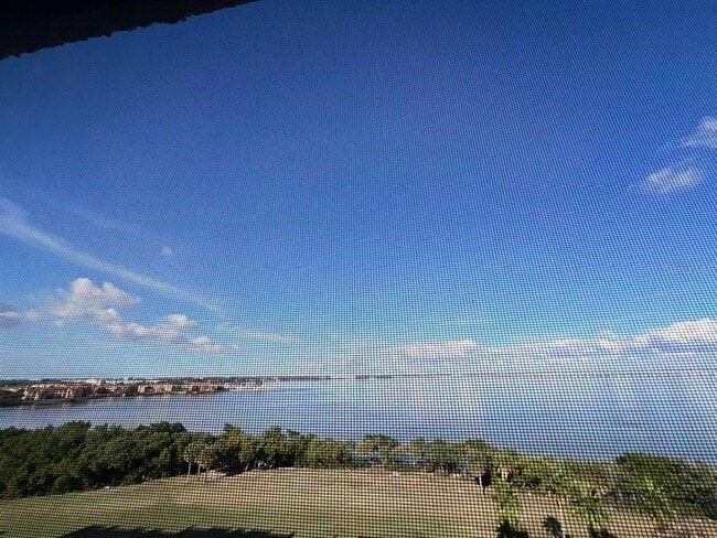 Building Photo - 2618 Cove Cay Dr