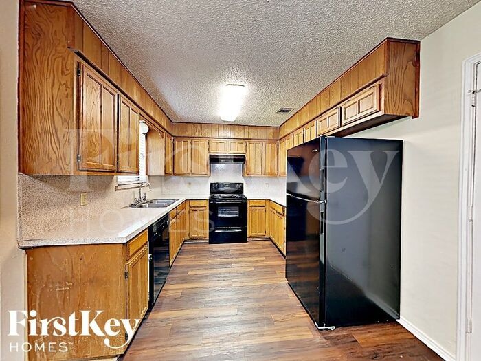 Building Photo - 8213 Meadowbrook Dr