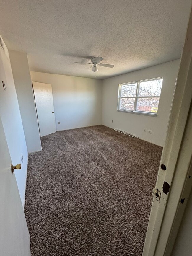 Building Photo - Three Level Three Bedroom Duplex in SW Columbia